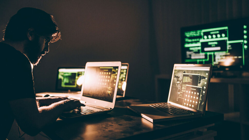 เผยพฤติกรรมแฮกเกอร์ 14 ประเภทที่คุณควรระวัง เผยพฤติกรรมแฮกเกอร์ 14 ประเภทที่คุณควรระวัง